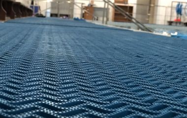 Слизько біля басейну? Обери безпечне модульне покриття.