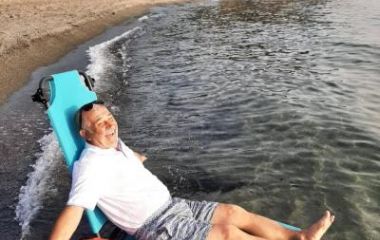 Пляжне крісло - шезлонг для людей з обмеженими фізичними можливостями